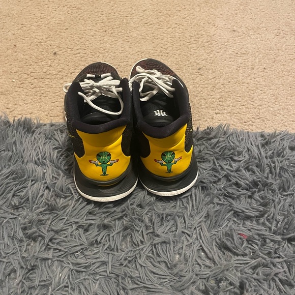 Kyries 7 size 9'5 - Picture 8 of 8